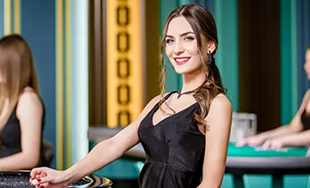 Trận đấu bóng chuyền bãi biển dưới ánh nắng